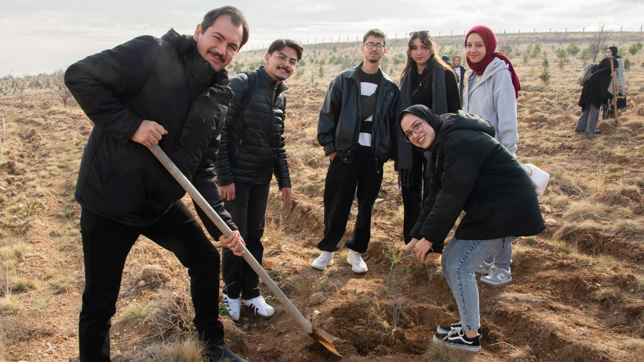 Selçuk Üniversitesi öğrencileri fidanları toprakla buluşturdu